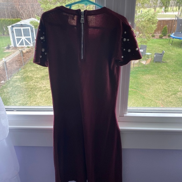 Red dress with pearls - Picture 2 of 3